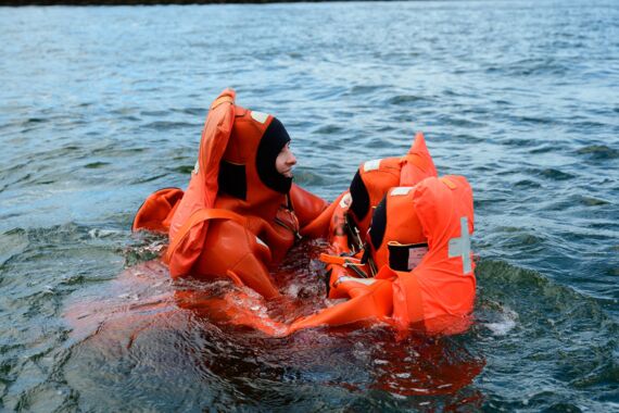 Praktische Rettungsübung im Wasser