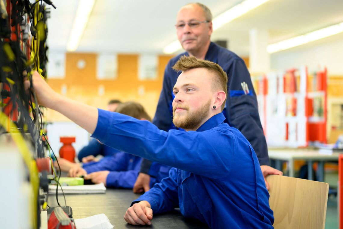 Überbetriebliche Lehrunterweisungen Für Mechatroniker - AFZ Rostock