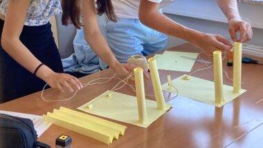 Schüler bauen eine Brücke aus Papier