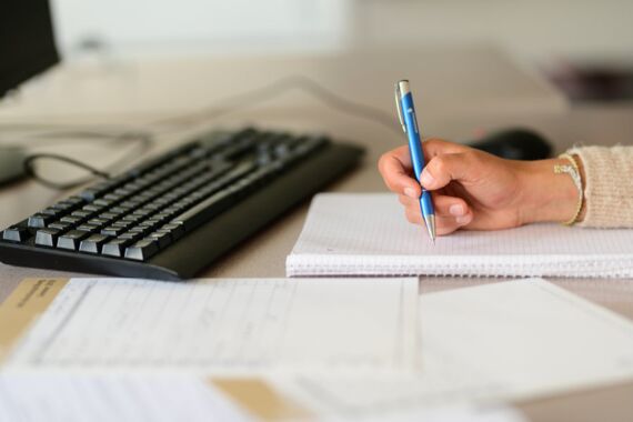 Unterlagen und Stift liegen auf einem Schreibtisch