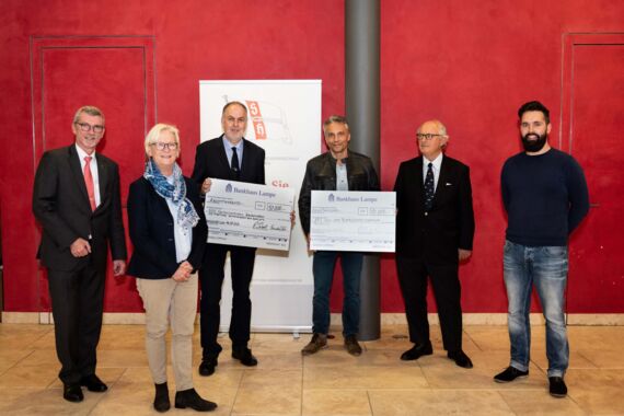 Gruppenfoto bei der Spendenübergabe der Stiftung deutsche Seemannsschule Hamburg