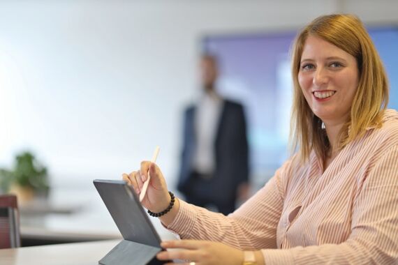 Frau sitzt am Tablet