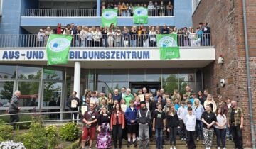 Gruppenbild der ausgezeichneten Schüler/-innen und Lehrkräfte vor dem AFZ Rostock