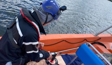Student setzt Thoraxkompressionsgerät im Rettungsboot auf eine Puppe