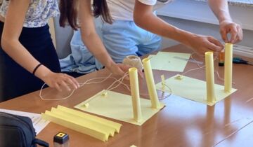 Schüler bauen eine Brücke aus Papier