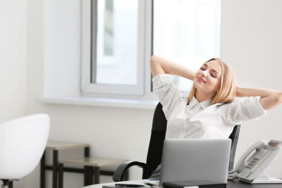 Frau entspannt sich am Arbeitsplatz