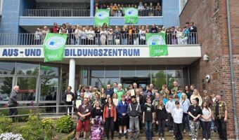 Gruppenbild der ausgezeichneten Schüler/-innen und Lehrkräfte vor dem AFZ Rostock