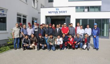 vietnamesische Berufsschullehrer vor der Neptun Werft