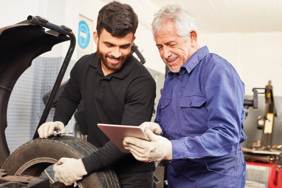 Azubi und Ausbilder in der Toolwerkstatt